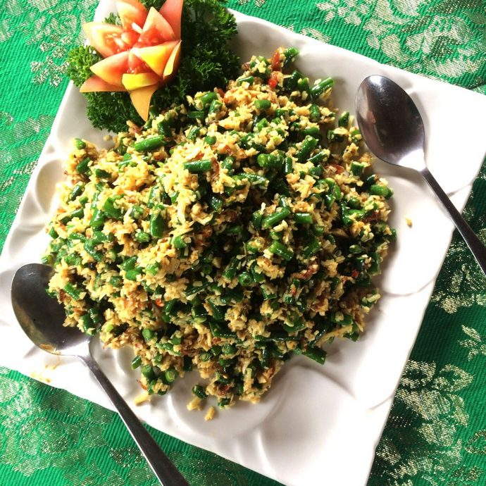 Blanched green beans with toasted coconut salad