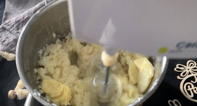 Whipping mashed potatoes with machine