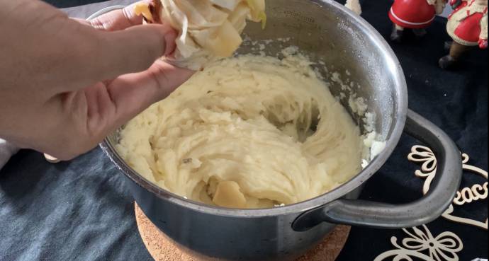 Adding roasted garlic to mashed potatoes