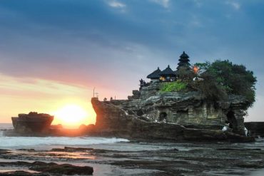 Bali-solo-travel-tanah-lot-temple