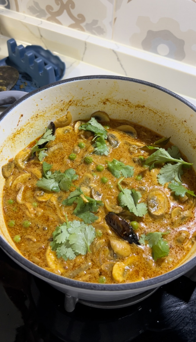 Chickpea curry with indian spices and mushroom on the cravers guide 2
