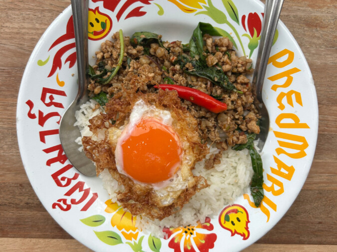 Phed-Mark-grapow-cafe-bangkok