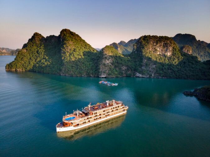 cruising-in-halong-bay